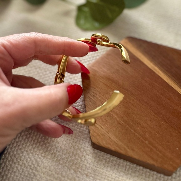 BRIGHTON Versailles Royale Hinged Bangle Bracelet in Brushed Gold • JB5961 - Picture 10 of 16